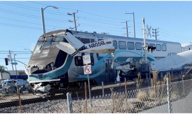  ট্রেনের আঘাতে চূর্ণ-বিচূর্ণ বিমান, অল্পের জন্য রক্ষা পাইলট