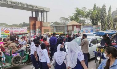 ভর্তি হতে না পেরে সাভারে শিক্ষার্থীদের অবরোধ