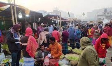 বিধিনিষেধ: বাজারে কারও মুখে মাস্ক নেই