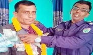 জনপ্রতিনিধিকে টাকার মালা পরানো এসআই ক্লোজড