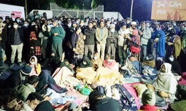 শিক্ষার্থীর অনশনস্থলে শাবি শিক্ষকদের দল