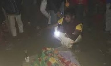 গর্তের পানি থেকে ছেলের মরদেহ নিয়ে বাড়ি ফিরলেন বাবা