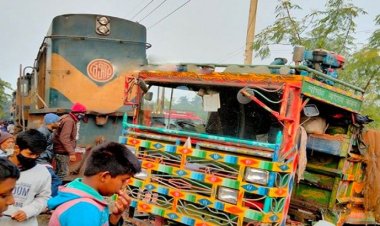 চাঁপাইনবাবগঞ্জে ট্রেন-ভটভটি সংঘর্ষে নিহত ৩