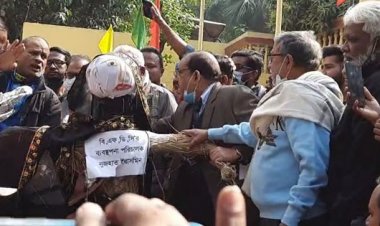  এফডিসির এমডির কুশপুতুল দাহ করলেন চলচ্চিত্রকর্মীরা