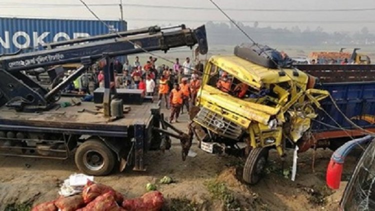 টাঙ্গাইলে সড়ক দুর্ঘটনায় নিহত ৬