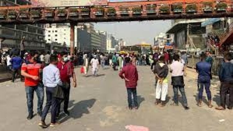 উত্তরায় হকারদের সড়ক অবরোধ, যান চলাচল বন্ধ