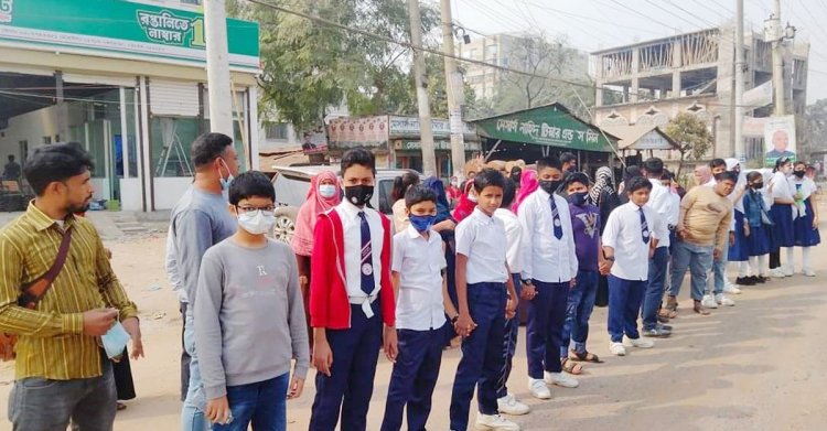 স্কুলে ভর্তি হতে না পেরে অভিভাবকসহ মহাসড়কে শিক্ষার্থীরা