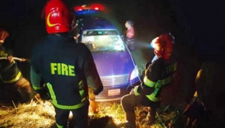 মাইক্রোবাস খাদে পড়ে দুই পুলিশ কর্মকর্তা নিহত