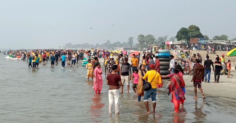 কুয়াকাটায় পর্যটকদের ভিড়, মানছেন না স্বাস্থ্যবিধি