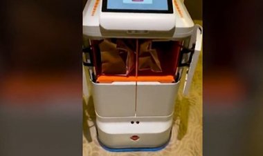 হোটেলে খাবার পরিবেশন করবে রোবট