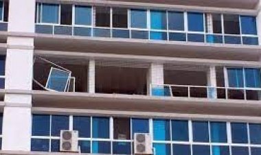 বাতাসেই ভেঙে পড়ছে ৭০ কোটি টাকার ভবনের জানালা