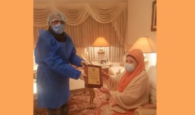 মাদার অব ডেমোক্রেসি’র ক্রেস্ট খালেদা জিয়ার হাতে