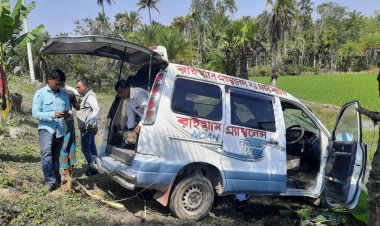 বাগেরহাটে ট্রাকচাপায় প্রাণ গেল ২ জনের, অ্যাম্বুলেন্স খাদে