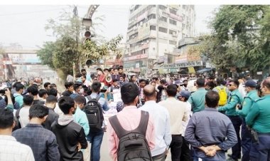 বিশ্ববিদ্যালয়ে দ্বিতীয়বার ভর্তি পরীক্ষার দাবিতে নীলক্ষেতে অবরোধ