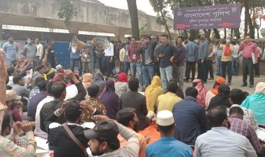 চাকরি স্থায়ীর দাবিতে কমলাপুরে গেটকিপারদের অনশন