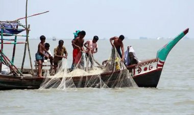 রাতে শেষ হচ্ছে নিষেধাজ্ঞা, ইলিশ ধরার অপেক্ষায় জেলেরা