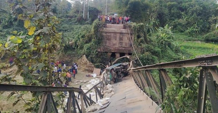 বান্দরবানে বেইলি ব্রিজ ভে‌ঙে ট্রাকচালক নিহত, সড়ক যোগা‌যোগ বন্ধ