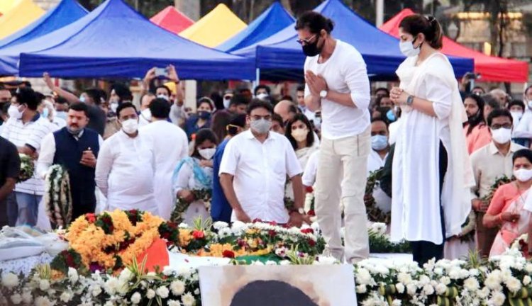 লতার লাশে শাহরুখ থুতু দিয়েছেন! অভিযোগ কট্টর হিন্দুদের