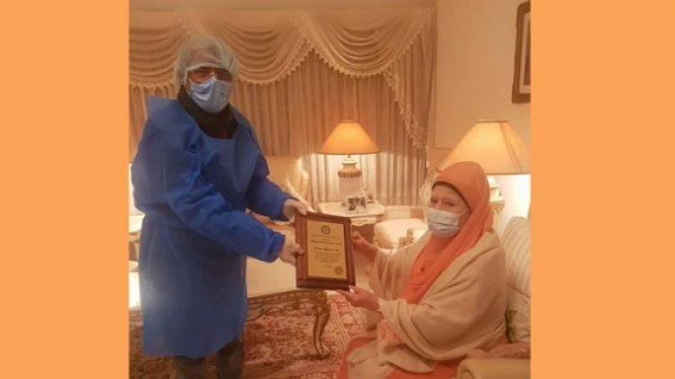 মাদার অব ডেমোক্রেসি’র ক্রেস্ট খালেদা জিয়ার হাতে