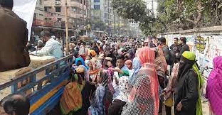 ‘সরকার কয় দেশে গরিব নাই, এরা সবাই কি কোটিপতি?’