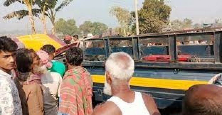 ২৫ কিশোরকে নিয়ে সড়কে উল্টে গেলো পিকনিকের গাড়ি