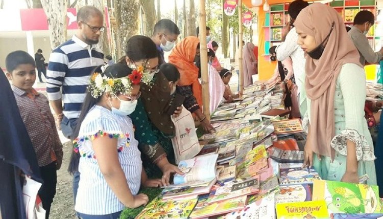 ছুটির দিনে  জমে উঠেছে বইমেলা
