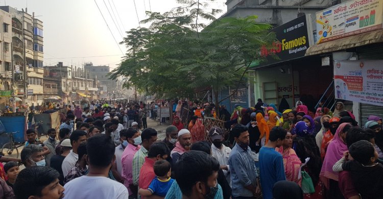 বন্ধ হ‌চ্ছে প্রথম ডোজ, টিকাপ্রত্যাশীদের দীর্ঘ লাইন