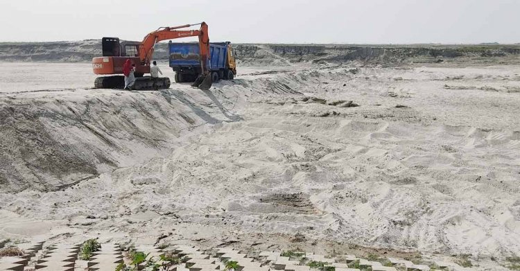 যমুনার চর কেটে বিক্রি, হুমকিতে আঞ্চলিক মহাসড়ক ও বাঁধ