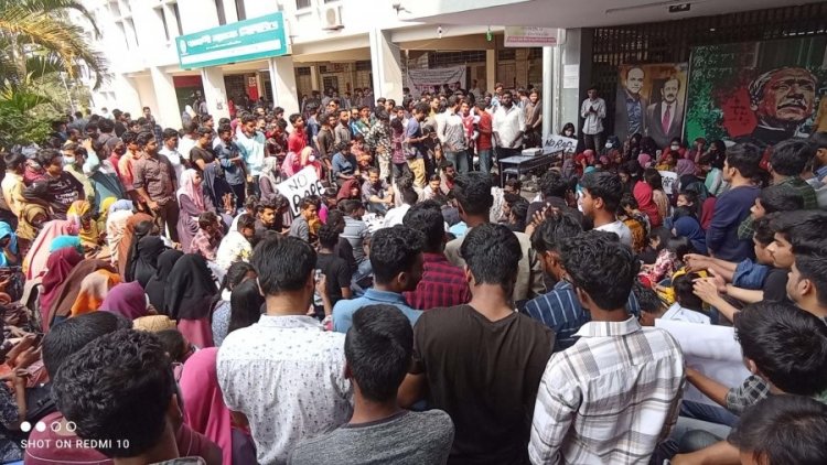 তৃতীয় দিনের মতো বিক্ষোভে উত্তাল বঙ্গবন্ধু প্রযুক্তি বিশ্ববিদ্যালয়