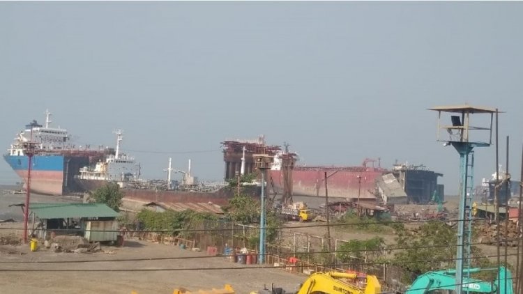 ইস্পাত থেকে আসবাব সবই মেলে জাহাজ ভাঙা শিল্পে