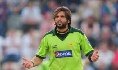 আফ্রিদিকে নিয়ে তুমুল আলোচনা, বাড়াবাড়ি বলছেন বাট