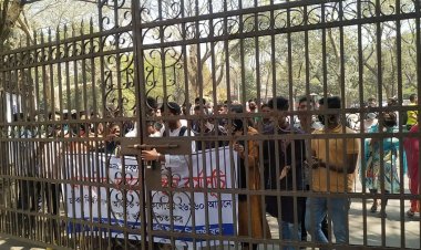 ফাঁকা আসন পূরণের দাবিতে ঢাবির প্রশাসনিক কার্যালয়ের বাইরে বিক্ষোভ