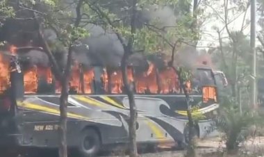 সীতাকুণ্ডে চলন্ত যাত্রীবাহী বাসে আগুন
