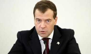 যুক্তরাজ্যের নতুন নিষেধাজ্ঞায় রাশিয়ার সাবেক প্রেসিডেন্ট, পুতিনের মুখপাত্র সহ ৩৭০ টার্গেট