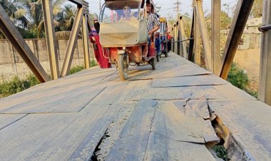 ঝুঁকিপূর্ণ সেতু: দোয়া-দরুদ পড়ে পার হই