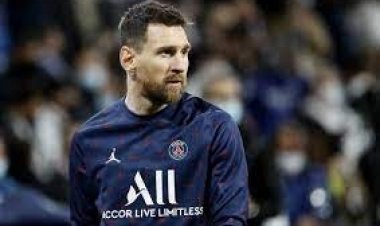  অসুস্থ হয়ে মাঠের বাইরে মেসি