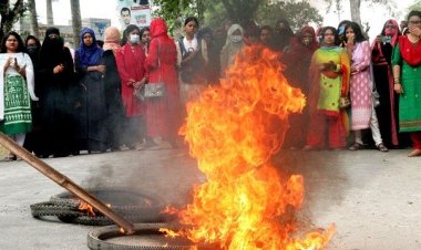 লাঞ্ছনার প্রতিবাদে বাকৃবি ছাত্রীদের সড়ক অবরোধ