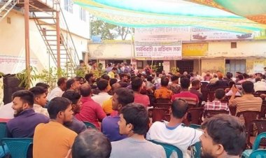 খুলনায় অনির্দিষ্টকালের কর্মবিরতিতে ট্রাক শ্রমিকরা