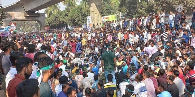 দ্রব্যমূল্যের ঊর্ধ্বগতির প্রতিবাদে যুবদলের বিক্ষোভ সমাবেশ চলছে