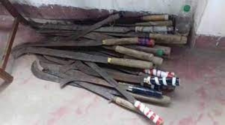 চবির দুই হল থেকে বিপুল সংখ্যক দেশীয় অস্ত্র উদ্ধার