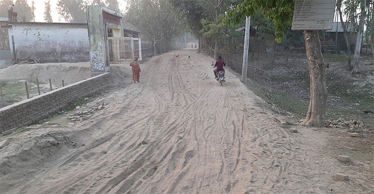 এবড়োথেবড়ো সড়কে চরম ভোগান্তিতে ২০ গ্রামের মানুষ