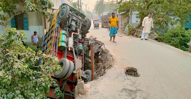 সোনারগাঁয়ে ঝুঁকিপূর্ণ সেতু ভেঙে ট্রাক খালে