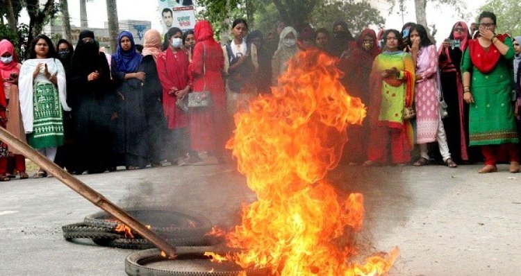 লাঞ্ছনার প্রতিবাদে বাকৃবি ছাত্রীদের সড়ক অবরোধ