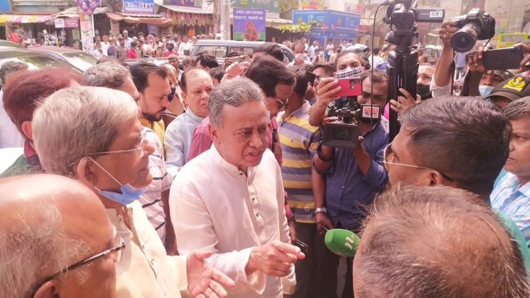 বিএনপিকে বেতারকেন্দ্রে যেতে দেয়নি পুলিশ: বিপ্লব উদ্যানে মির্জা ফখরুলের শ্রদ্ধা