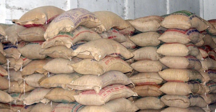 চাল নিয়ে সিন্ডিকেটের ‘চালবাজি’