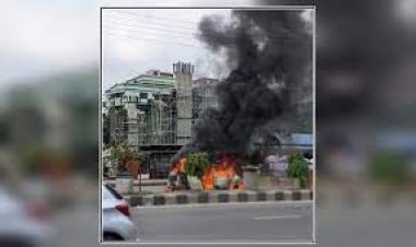 বনানীতে সিলিন্ডার বিস্ফোরণে মাইক্রোবাসে আগুন