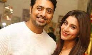  ছুটির দিনে রুক্মিণীকে নিয়ে মেট্রো সফরে দেব