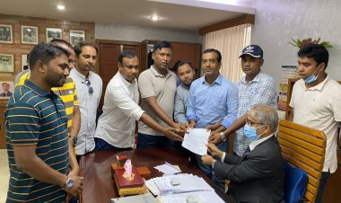 ভর্তি  ফি   ও খাবারের দাম কমানোর দাবিতে ঢাবি উপাচার্যের কাছে  স্মারকলিপি প্রদান করেছে ছাত্রদল