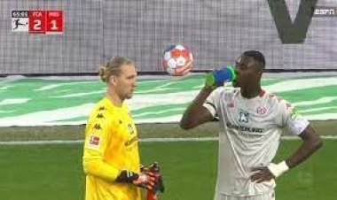 ম্যাচ থামিয়ে মুসলিম ফুটবলারের মাঠেই ইফতার, মুহূর্তেই ভাইরাল 