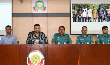 অনলাইনে অর্ডার নিয়ে ছেড়া-পুরানো কাপড় পাঠাতো তারা